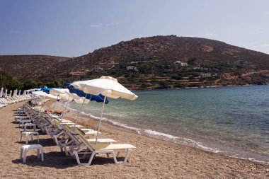 Güzel bir kumsal Patmos Adası, Yunanistan'ın yaz saati görünümünü