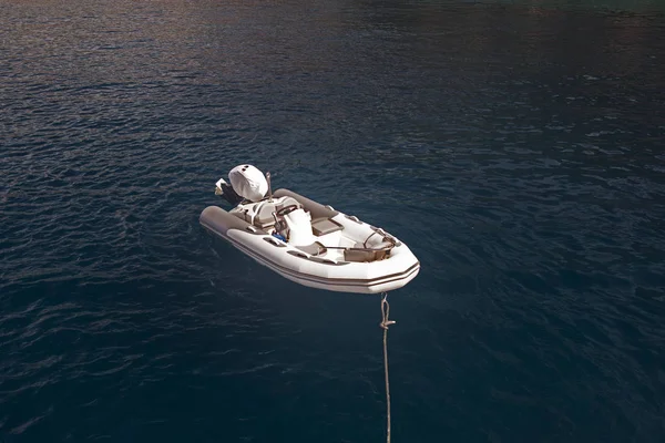 超クリーンでクリアなエーゲ海の膨脹可能なボート — ストック写真