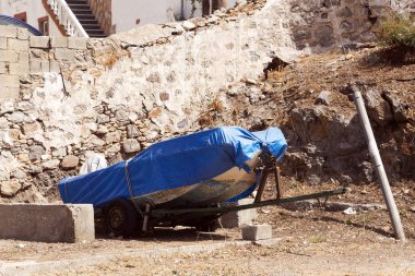 Bir otoparkta kapalı bir tekne