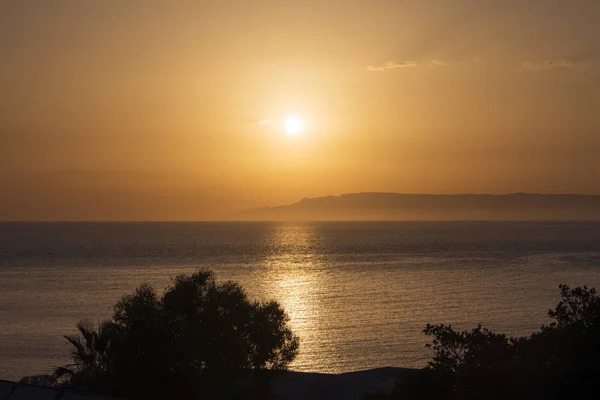 Patmos, Yunanistan büyülü ada üzerinde bir deniz manzarası ve bir ufuk yaz aylarında altın saat gün batımı