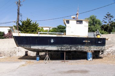 Patmos Adası, Yunanistan bir park yerinde asansörde bir balıkçı gemisi teknede
