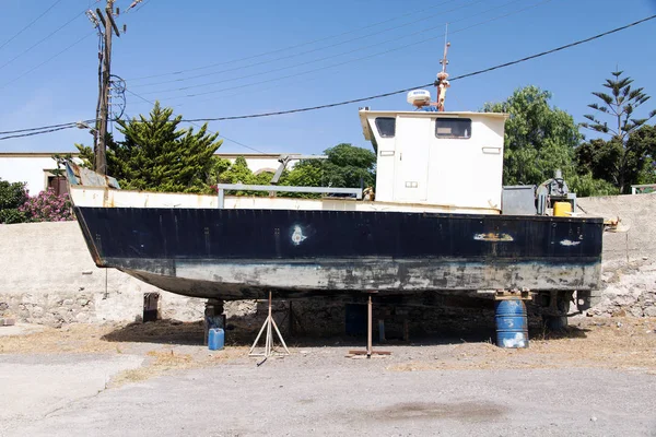 Patmos Adası, Yunanistan bir park yerinde asansörde bir balıkçı gemisi teknede