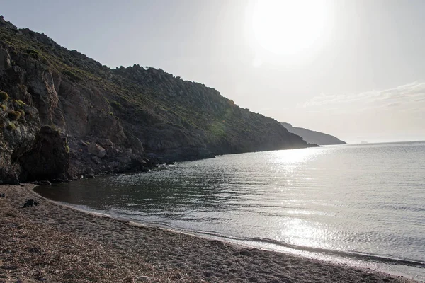 Patmos adasında kayalık peyzaj ile güzel bir plaj, yaz aylarında Yunanistan