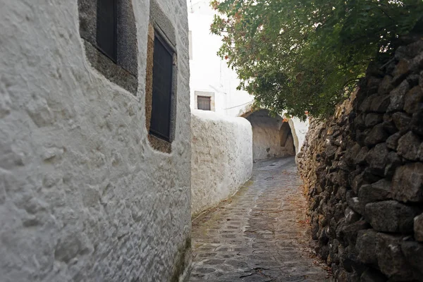 Una Vista Una Calle Estrecha Con Arco Ventanas Madera Puertas —  Fotos de Stock