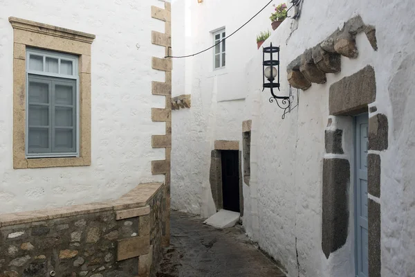 一个狭窄的街道与拱和木门窗与白色墙壁石头建筑学海岛帕特莫斯 — 图库照片