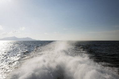  Bir ufuk, deniz manzarası, dalgalar ve Katamaran yaz aylarında Ege Denizi'nde neden sıçrama görünümünü