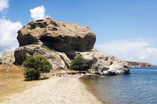 Bir görünümü harika bir, vahşi ve heykel Patmos Adası, Yunanistan yaz aylarında sahilde kaya oluşumu gibi