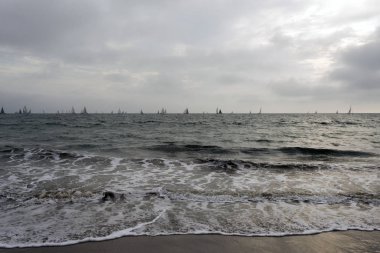 Ufuk, deniz manzarası, okyanus, yelken ve yatlar bulutlu bir gökyüzü Venedik, Kaliforniya'daki Pasifik Okyanusu'nda bir görünümünü