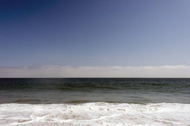 Bir deniz manzarası, Pasifik Okyanusu, dalgalar ve köpükler ve sıçrama, Malibu, Kaliforniya bir görünüm