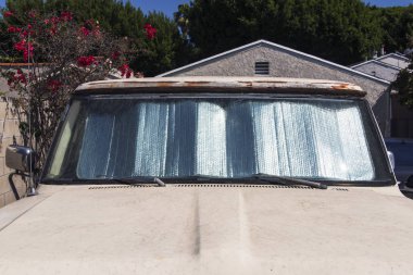 Bir çekme araba pencere güneş koruyucu ile önden görünümü