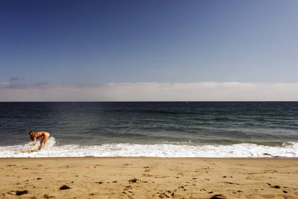 Una Mujer Playa Malibú Jugando Con Agua Océano Pacífico Verano — Foto de Stock