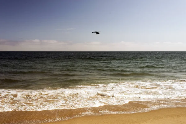 Черный Вертолет Летит Над Тихим Океаном Малибу Калифорния Летнее Время — стоковое фото