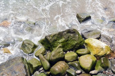 Malibu Beach, taşlar ve kayalar ve yaz saati California Pasifik Okyanusu'nda bir görünüm