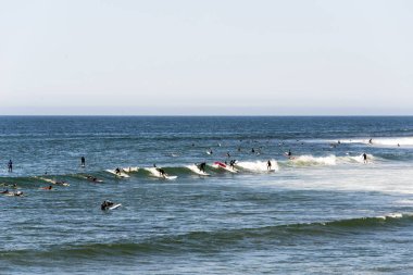 Malibu Beach yaz aylarında dalgalar binmek sörfçü