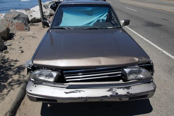 Vue Face Une Voiture Vintage Écrasée Dans Rue Malibu Californie — Photo