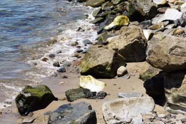 Malibu Beach, taşlar ve kayalar ve yaz saati California Pasifik Okyanusu'nda bir görünüm