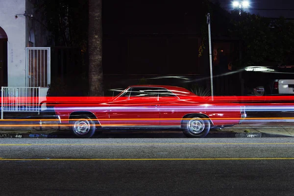 ビンテージ アメリカン マッスル スポーツ車やベニス ビーチ 夜の時間でカリフォルニア州の交通によって光の道の眺め — ストック写真
