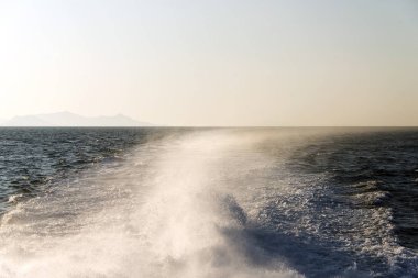 Bir deniz manzarası, sıçrama ve Katamaran tarafından'nde günbatımı neden dalgalar görünümünü