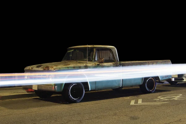 クラシック ヴィンテージのサイドビューはピックアップ トラック車や夜のヴェネツィア カリフォルニア州の交通によって引き起こされる光の道 — ストック写真