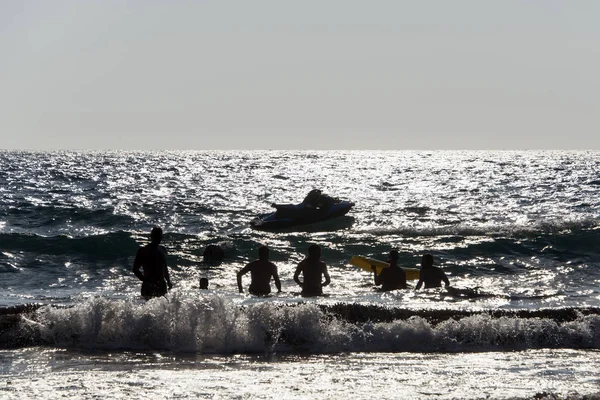 Silhueta Pessoas Brincando Nadando Nas Ondas Ilha Patmos Grécia Hora — Fotografia de Stock