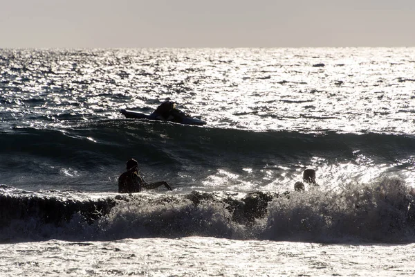 Silhouette Von Menschen Beim Spielen Schwimmen Den Wellen Auf Der — Stockfoto