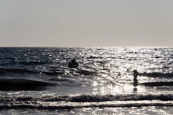 Silueta Gente Jugando Nadando Las Olas Isla Patmos Grecia Verano — Foto de Stock