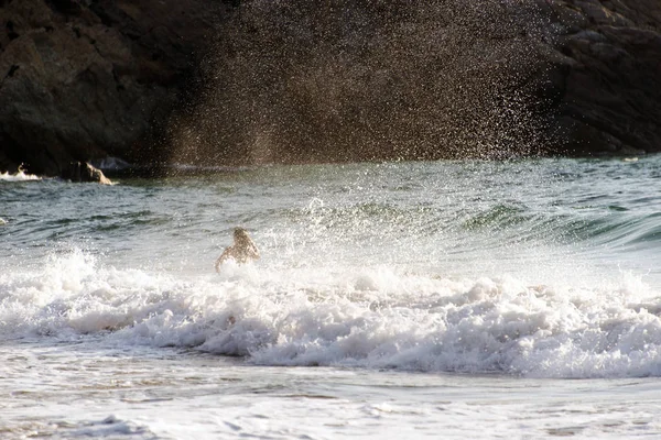 Люди Играют Купаются Волнах Острове Патмос Греция Летнее Время Время — стоковое фото