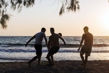 İnsanların oynamak, dalgalar Patmos, Yunanistan adada yaz aylarında yüzme silüeti