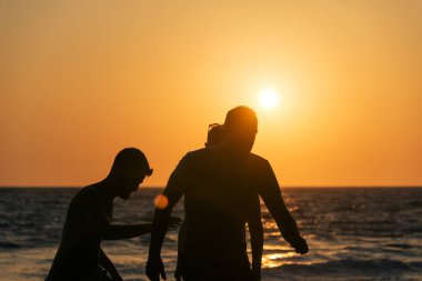 İnsanların oynamak, dalgalar Patmos, Yunanistan adada yaz aylarında yüzme silüeti