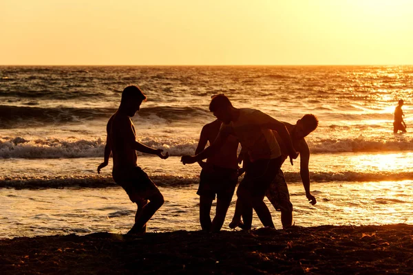 Silueta Gente Jugando Nadando Las Olas Isla Patmos Grecia Verano — Foto de Stock