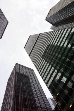 Bulutlu bir günde New York'ta gökdelenlerin düşük açılı görünüş