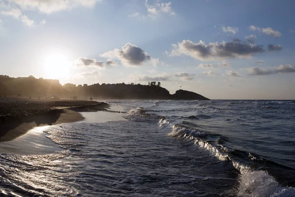 Karadeniz'de Türkiye'de sahilde deniz üzerinde gün batımı