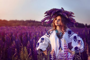 mor çiçekler ile sahada güzel kız