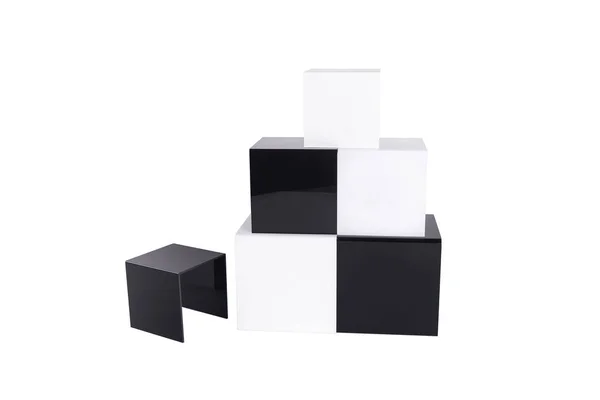 Beyaz arka planda siyah ve beyaz plastik küp