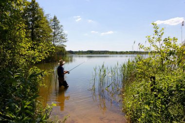 Balıkçı Gölü durring güneşli bir günde ayakta