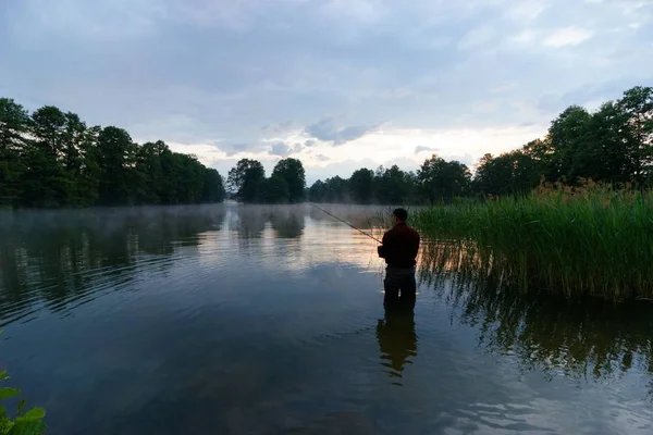 Silueta Del Pescador Pie Lago Captura Los Peces Durante Sunris —  Fotos de Stock