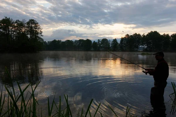 Silhouette Eines Fischers Der See Steht Und Bei Sonnenaufgang Fische — Stockfoto