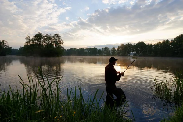 Рыбак Время Облачного Туманного Восхода Солнца — стоковое фото