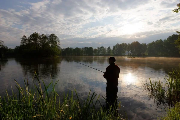 Silhouette Del Pescatore Durante Alba Nuvolosa Nebbiosa — Foto Stock