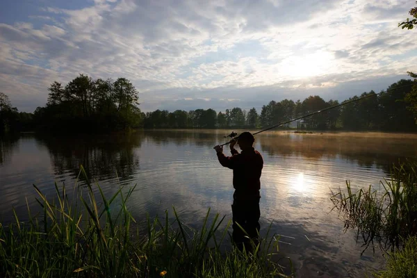 Silhouette Eines Fischers Bei Trübem Und Nebligem Sonnenaufgang — Stockfoto