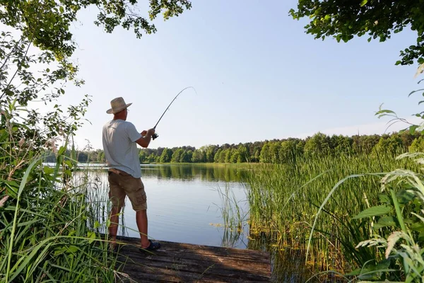 Fiskare Fånga Fisken Solig Dag — Stockfoto