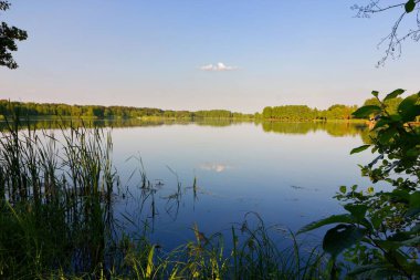 Göl güneşli gün boyunca