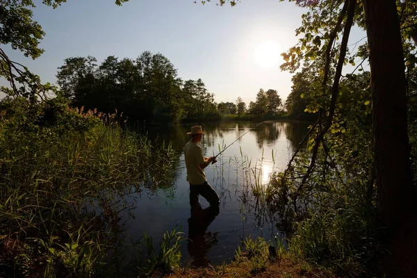 Pescatore Nel Lago Durante Giornata Sole — Foto Stock