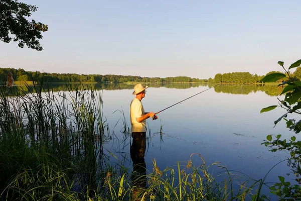 晴れた日の間に湖の漁師 — ストック写真