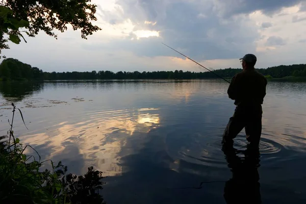 Силуэт Рыбака Ловившего Рыбу Время Облачного Заката — стоковое фото