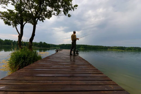 Bulutlu Gün Boyunca Gelen Ahşap Iskele Balık Yakalamak Balıkçı — Stok fotoğraf