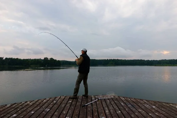 Pescador Captura Los Peces Del Muelle Madera Durante Día Nublado —  Fotos de Stock