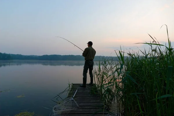 Pescatore Cattura Pesce Dal Molo Legno Durante Alba — Foto Stock