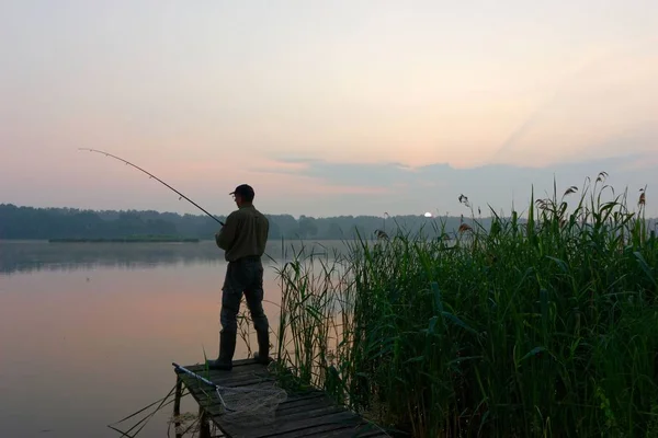 Pescador Captura Los Peces Del Muelle Madera Durante Amanecer — Foto de Stock