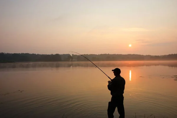 Siluett Fiskare Står Sjö Och Fånga Fisken Sunrise — Stockfoto